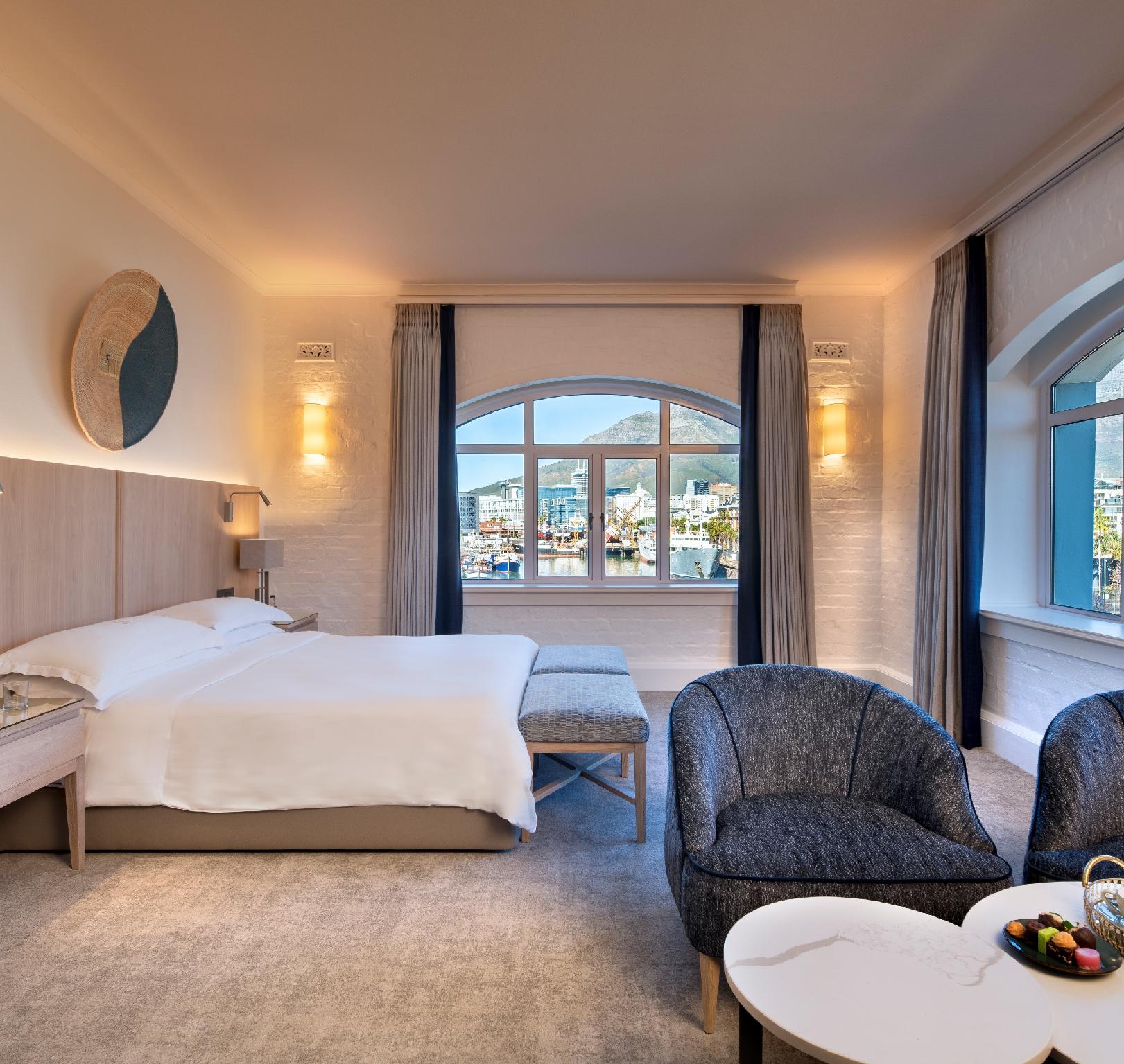 Guest Room, King Bed, Piazza View