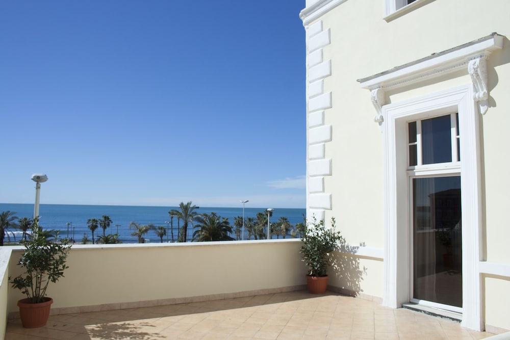 Hotel de La Ville 3/64