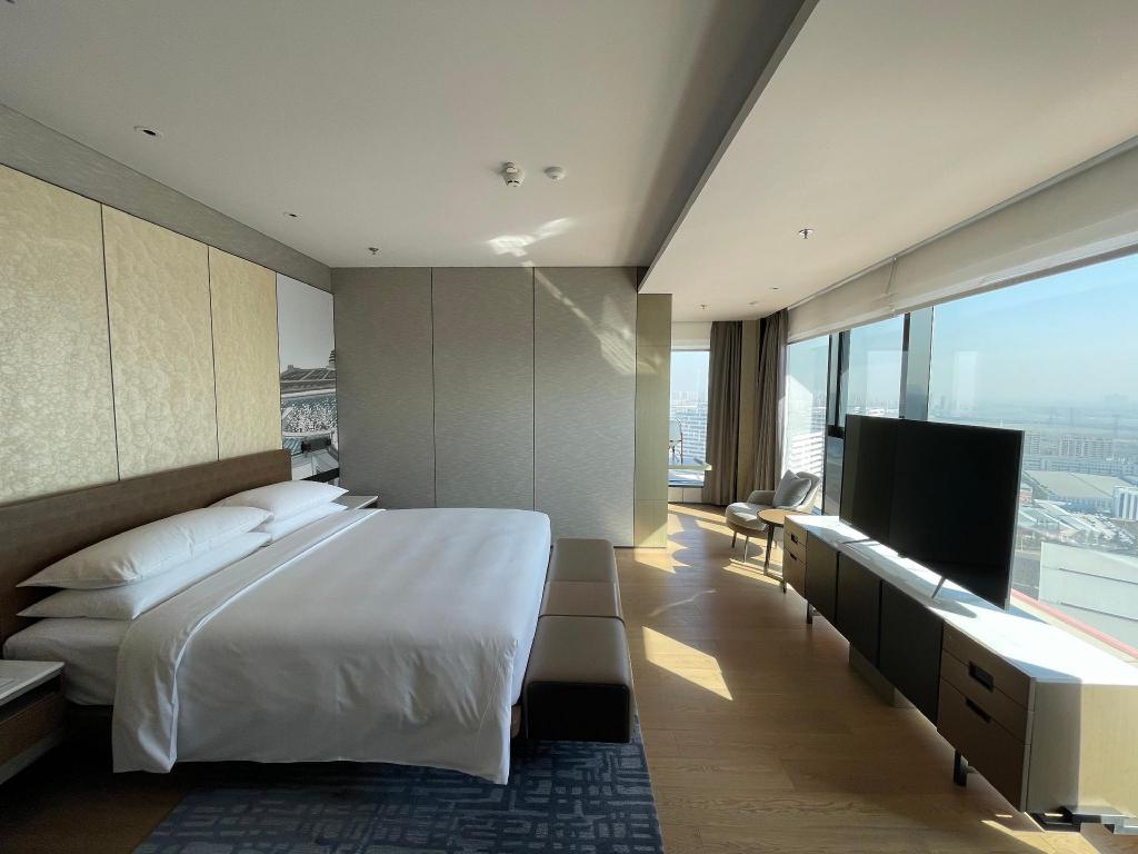 1 Bedroom, Vice President, Suite, King Bed, City View, Executive Lounge Access