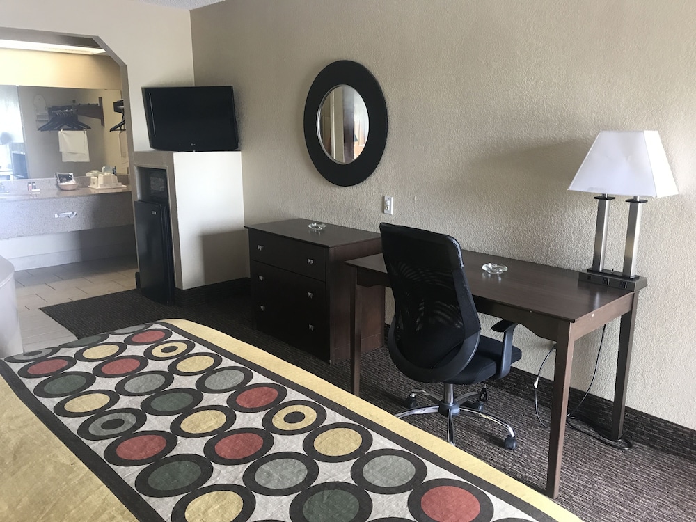 Super 8 by Wyndham Monroe 40/67
