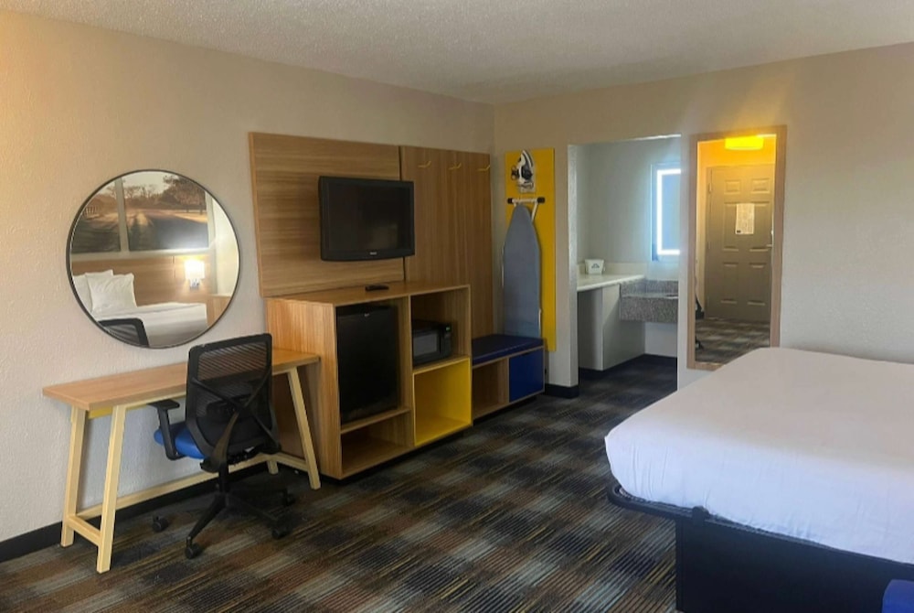 Days Inn & Suites by Wyndham Mobile 24/38
