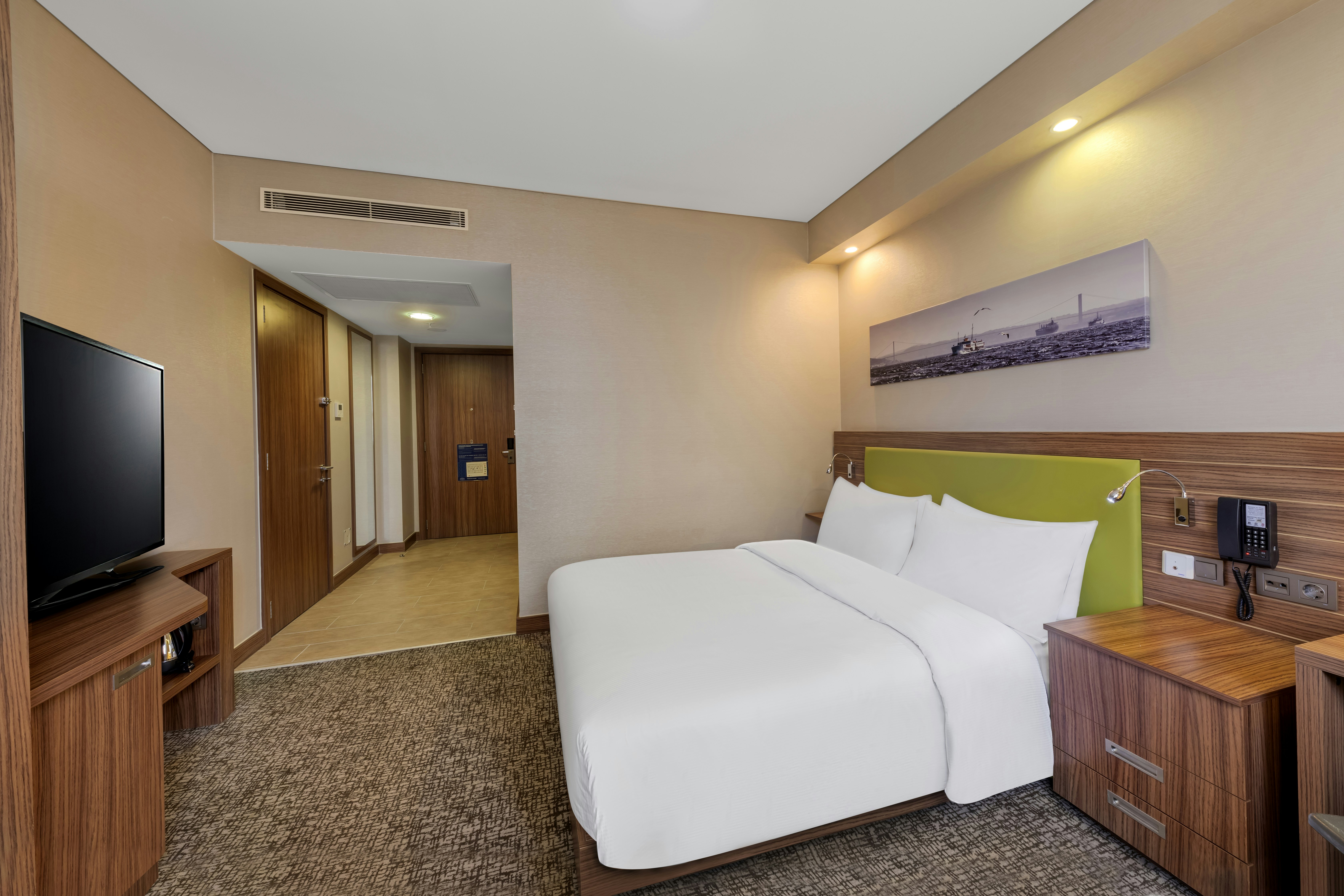 ROOM, QUEEN BED