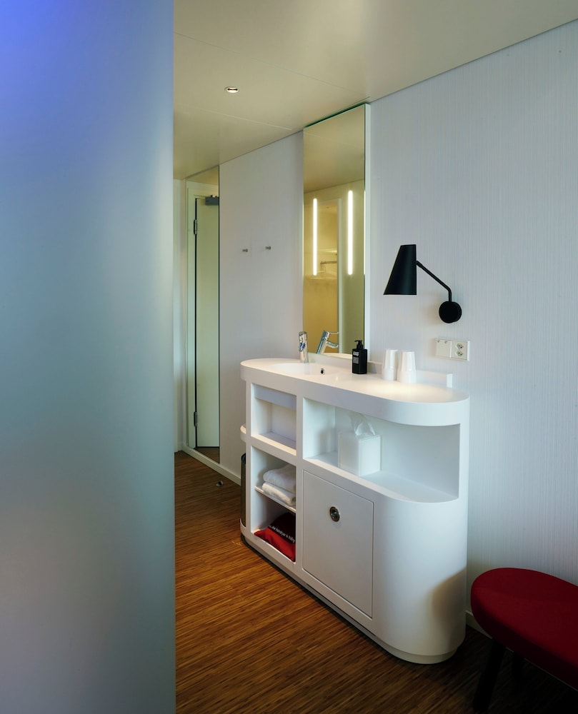 غرفة بسرير كينج في طابق مرتفع، citizenM Zurich 8/8