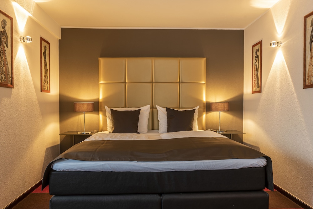 Mauritius Hotel And Therme Cologne 24/75