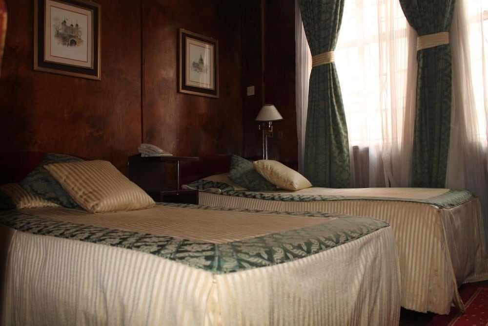 OAKWOOD HOTEL 10/53