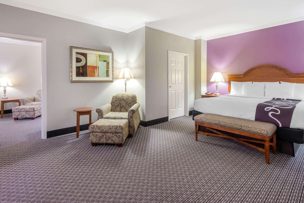 La Quinta Inn and Suites by Wyndham Gainesville 8/35