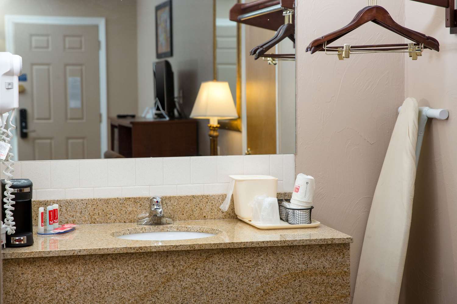 Econo Lodge Sturbridge Route 20 21/49