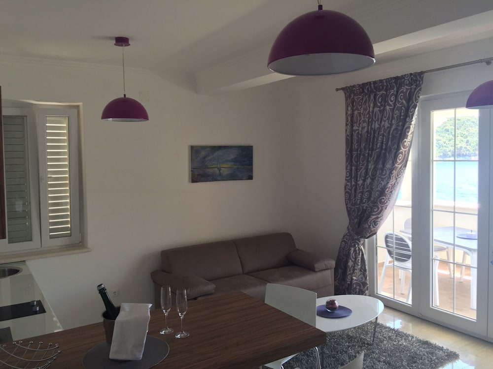 Boutique Pine Tree apartments 27/50