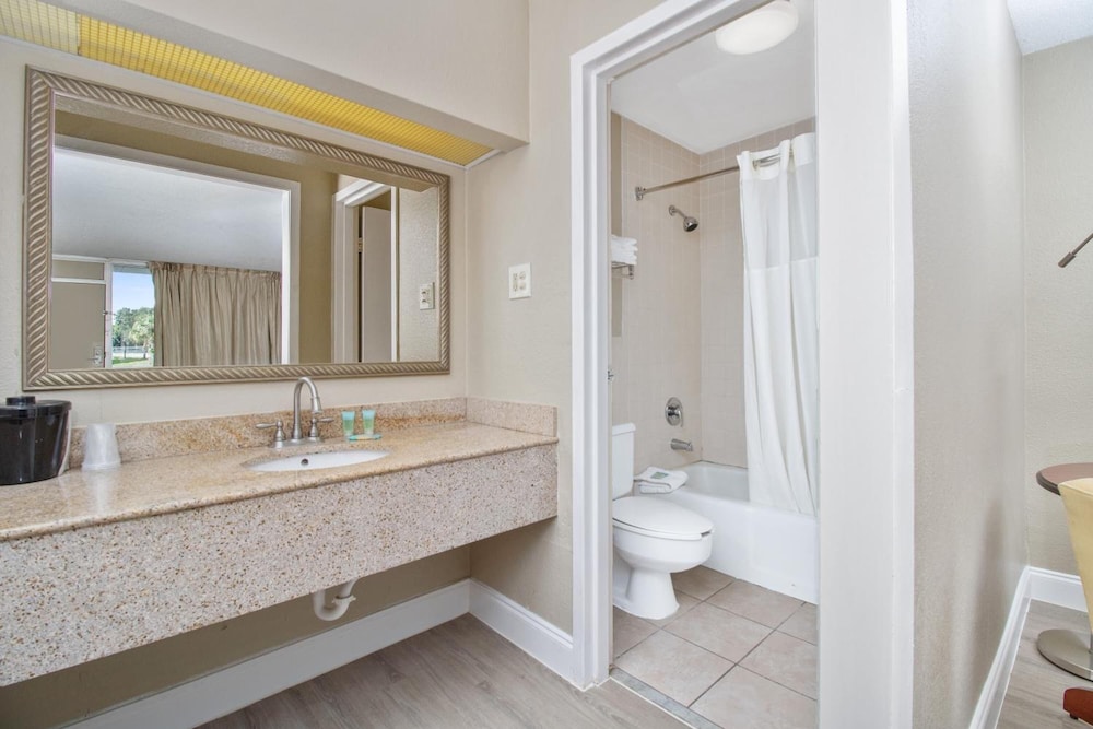 Stayable Suites Lakeland 65/66