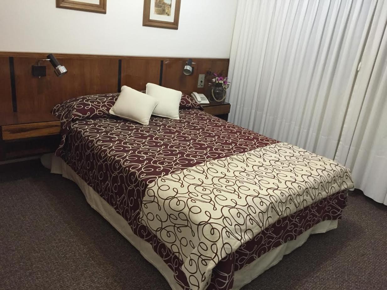 Hotel Morales 7/40