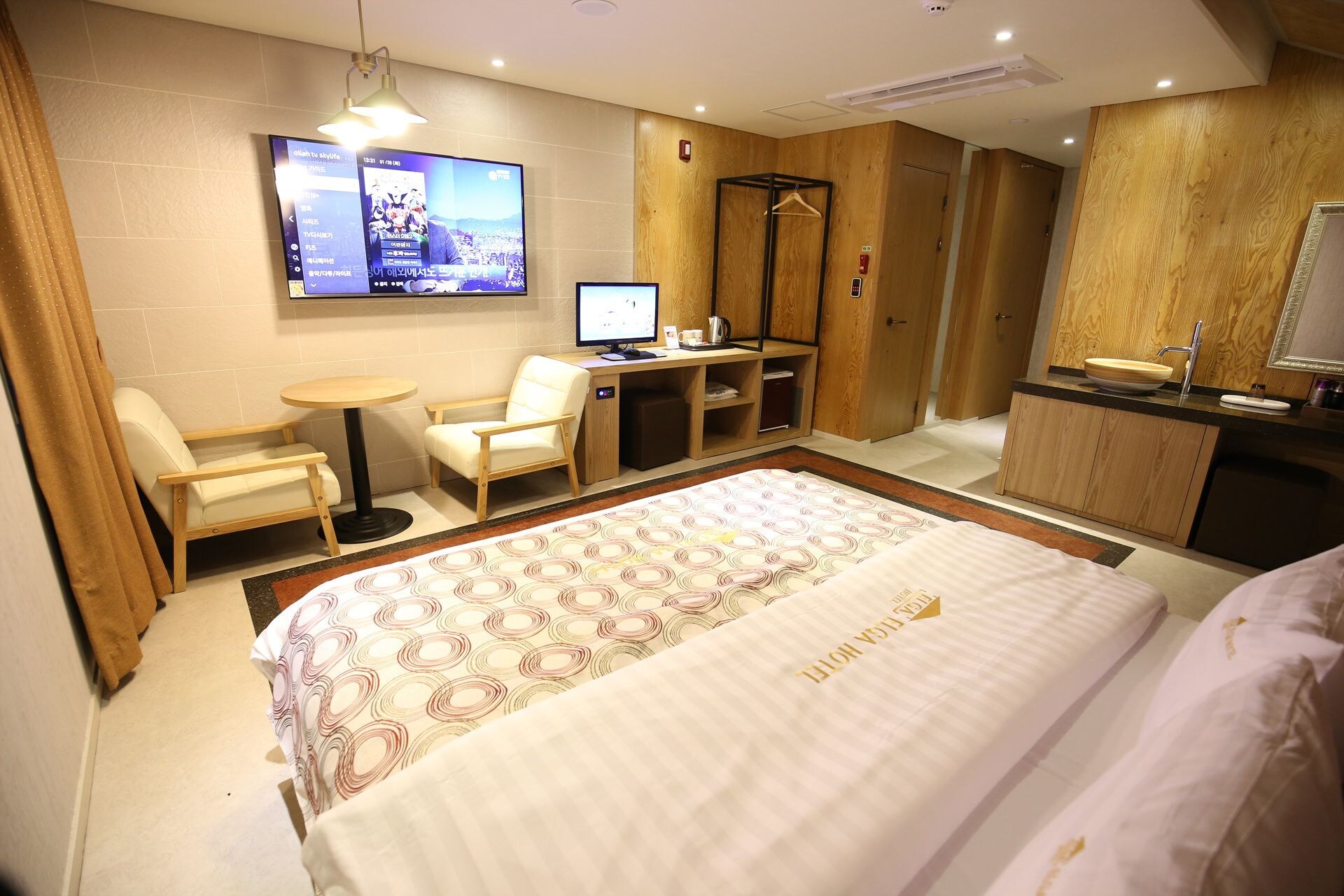 DELUXE, DOUBLE BED