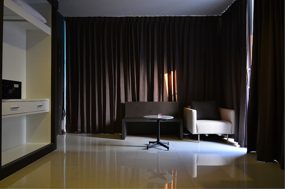 THE 93 HOTEL 4/32
