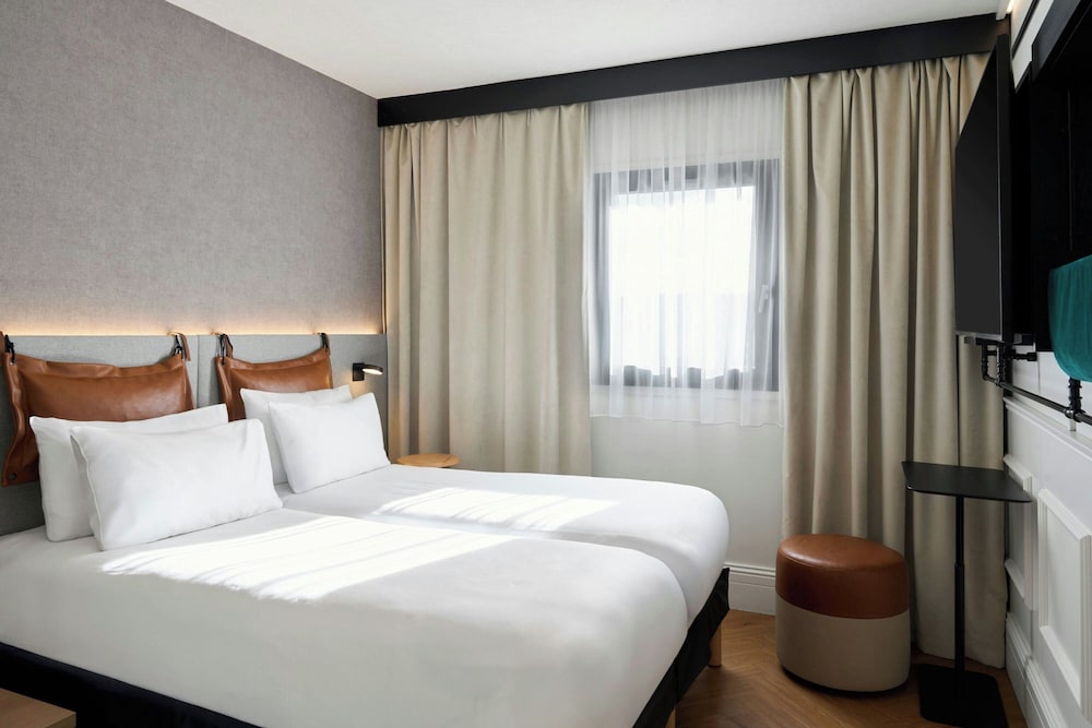 CONNECTING, QUEEN AND TWIN BEDS