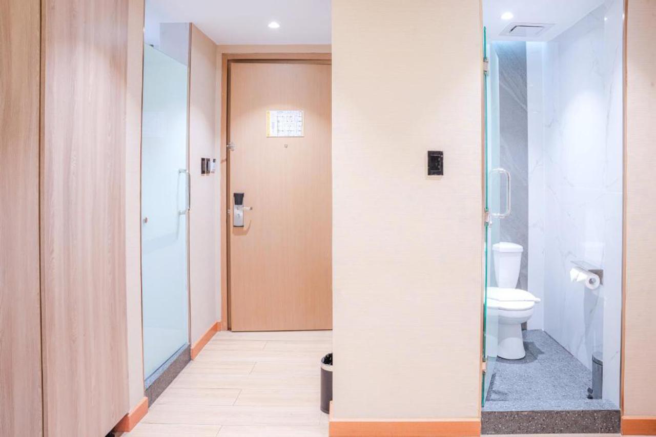 Sunday Belajandro Hotel 43/44