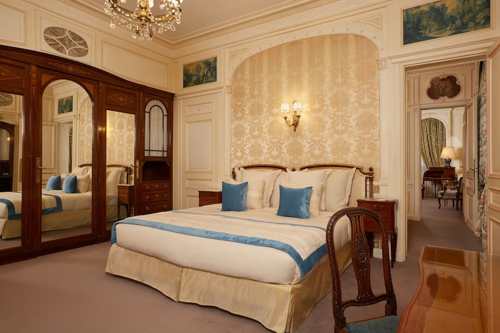 HOTEL RAPHAEL 13/80