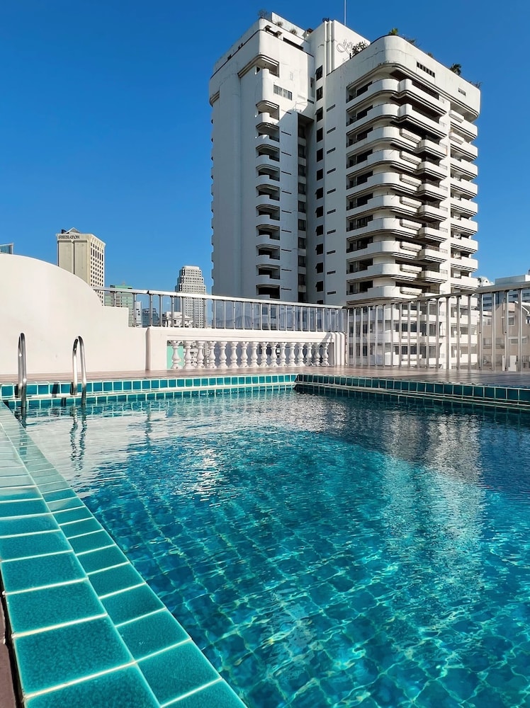 THE PROMENADE HOTEL 3/32