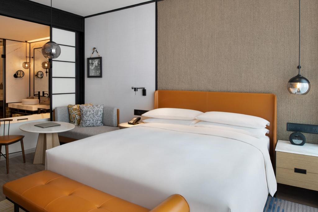 Guest Room, Superior, King Bed, Middle Floor