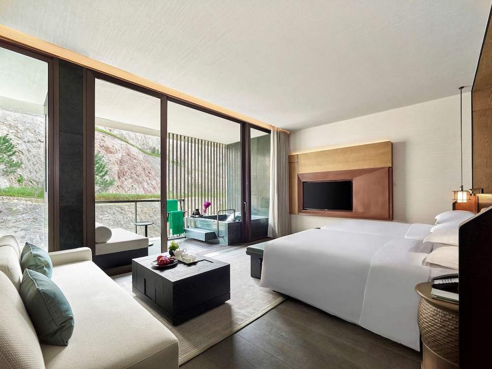 Well Being, Cliff, King Bed