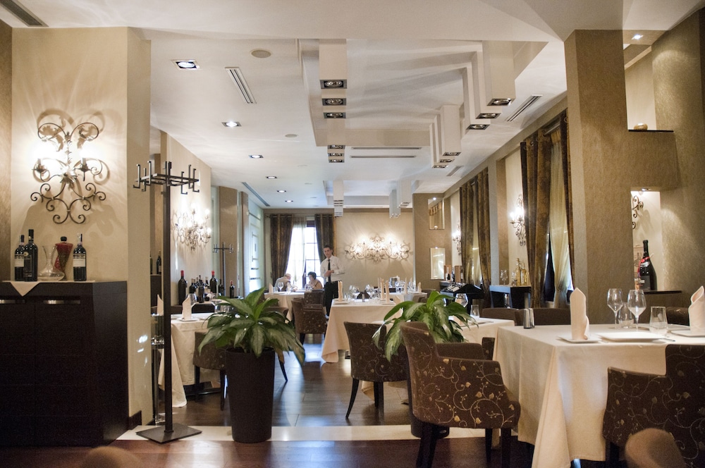 Monarc Hotel 15/58