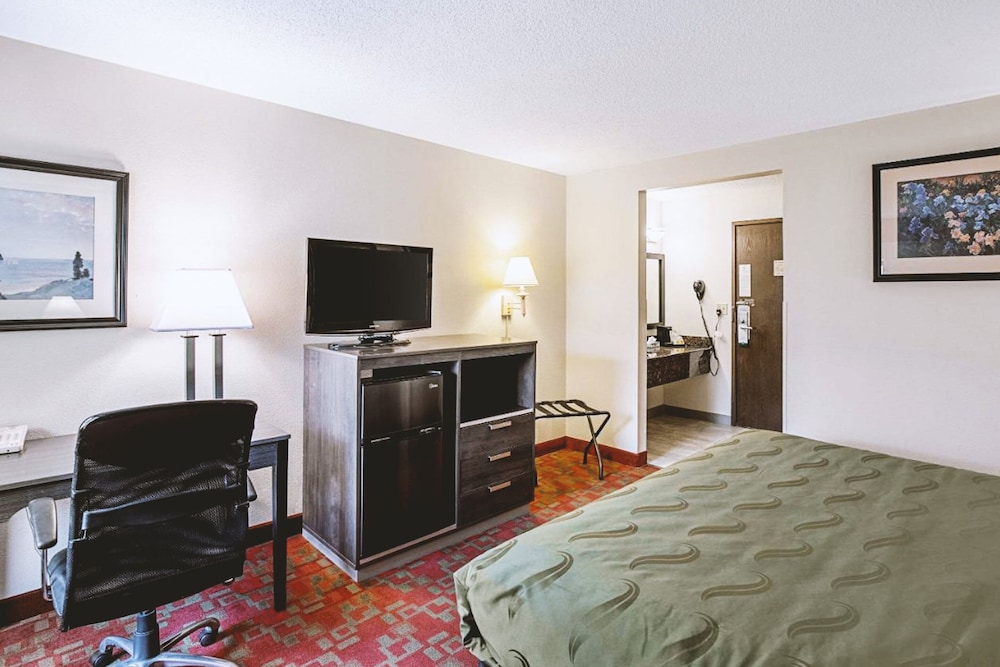 Norwood Inn & Suites Milwaukee 36/43