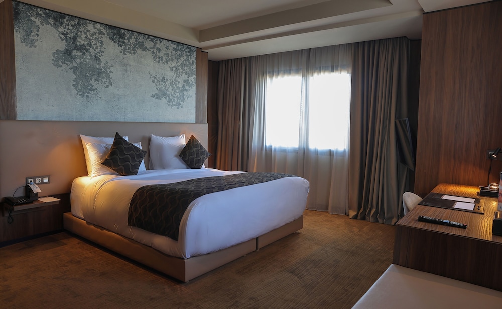 SUITE, QUEEN BED