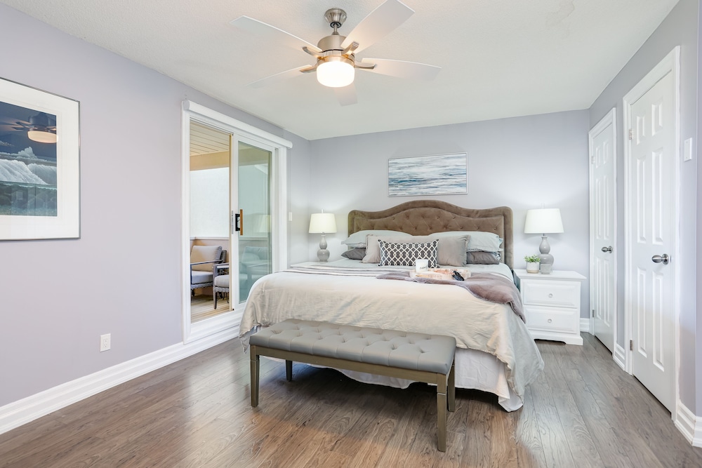 Green, 1 King and 2 Queen Beds, 2 Bunk Beds