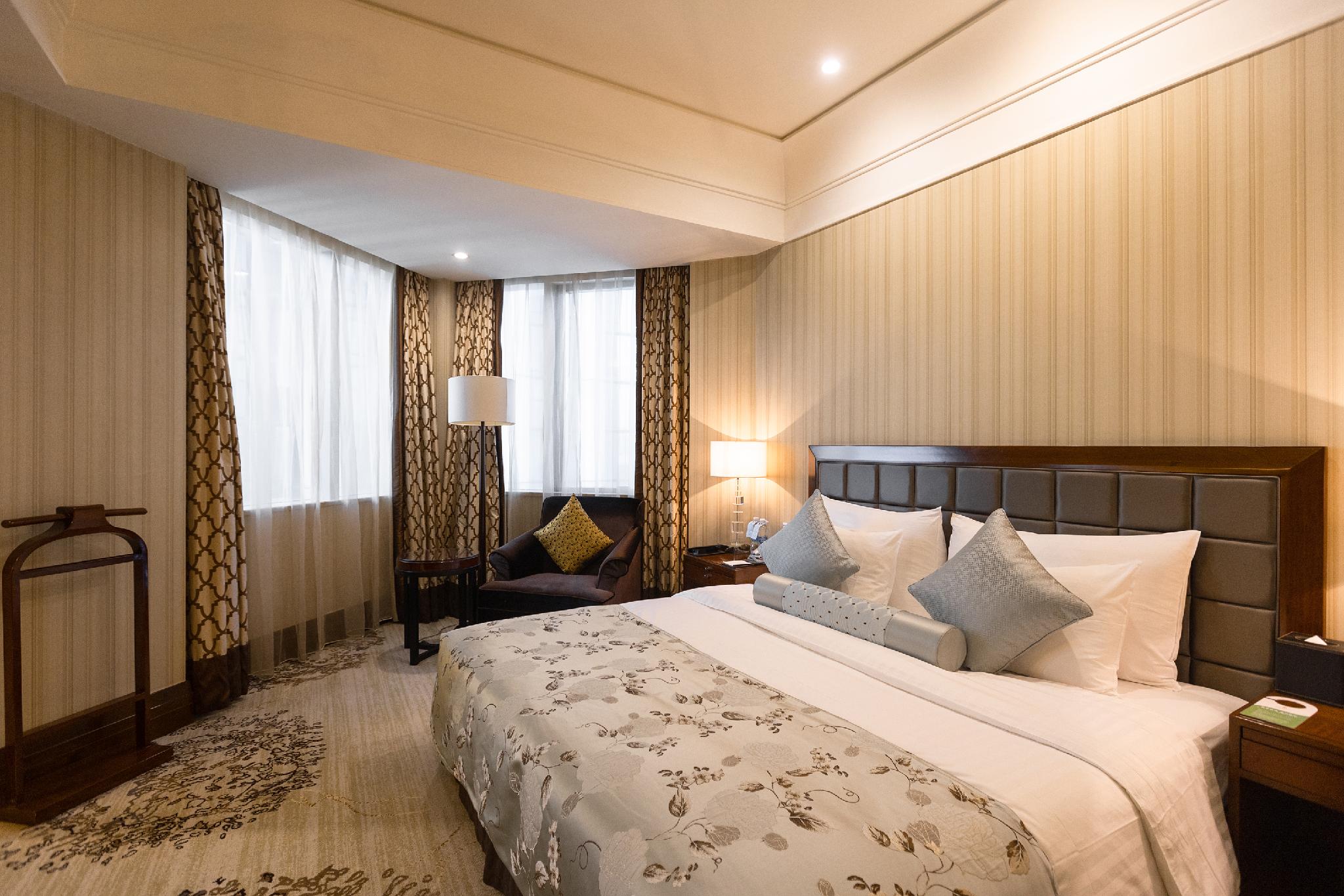 French, Suite, Queen Bed