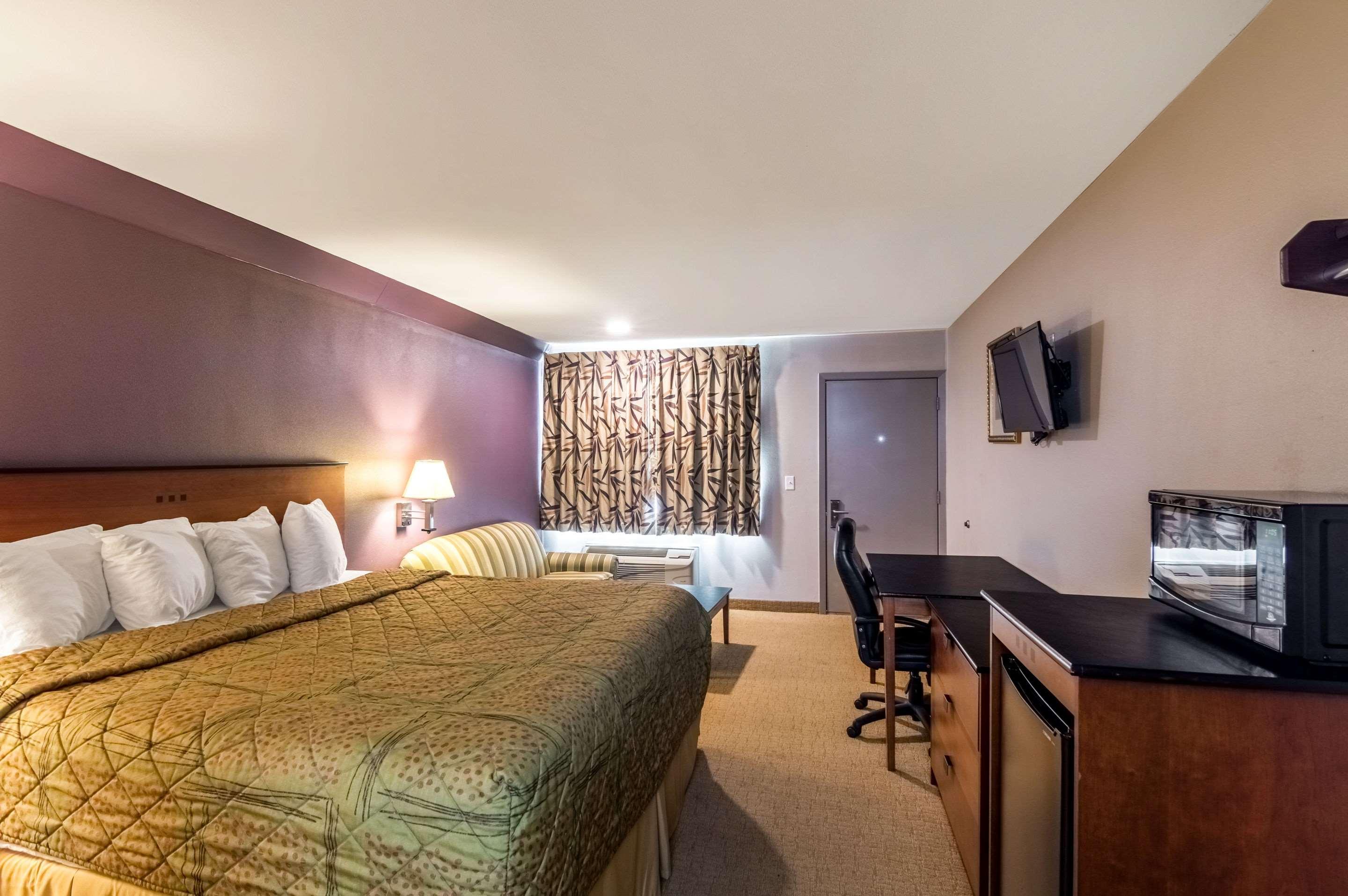 ROOM, KING BED, SMOKING