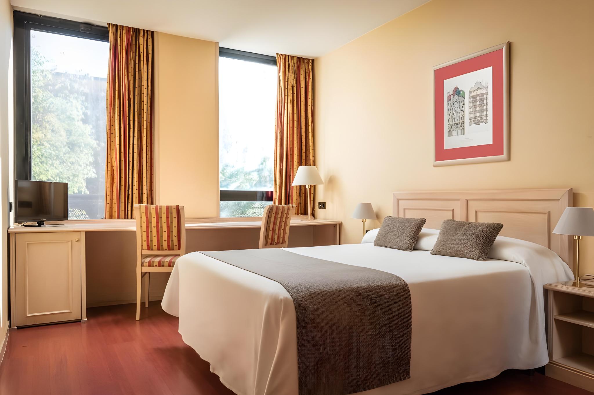 ROOM, DOUBLE OR TWIN BED