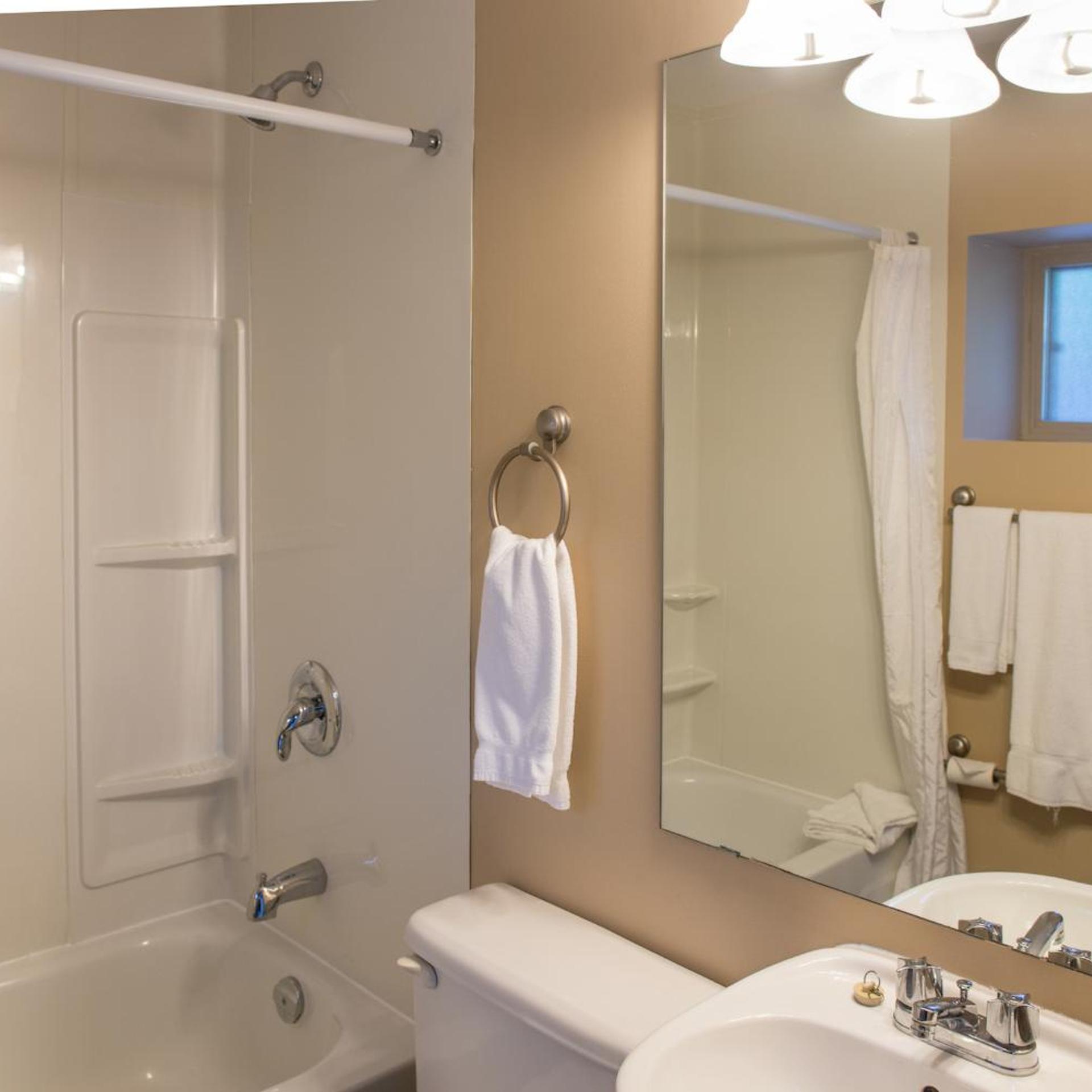 غرفة قياسية بسرير كينج بمطبخ صغير، Hilltop Inn Salmon Arm 4/5