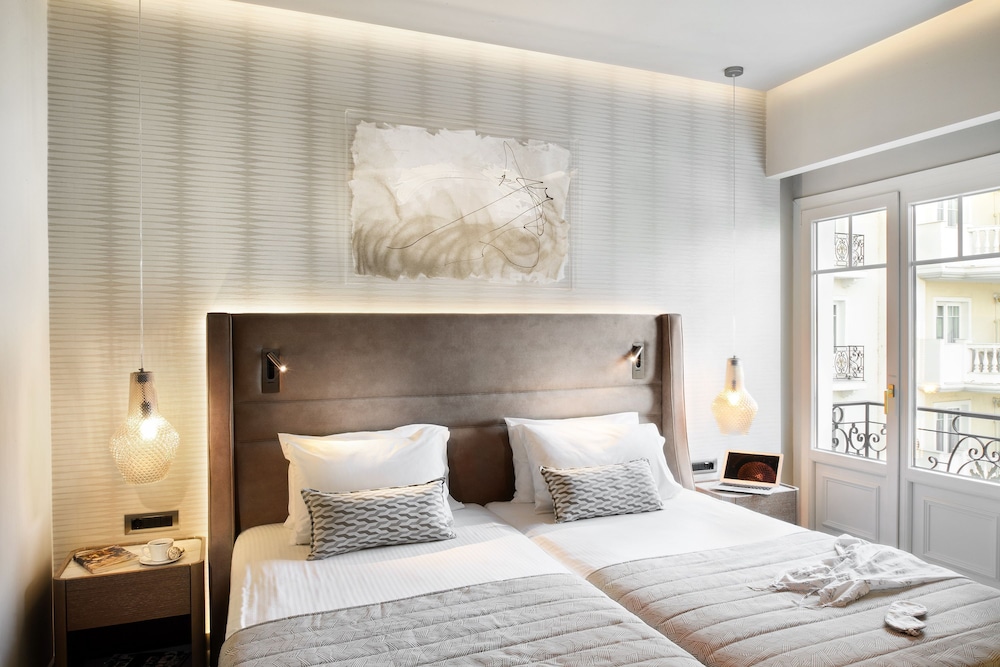 DELUXE, DOUBLE OR TWIN BED