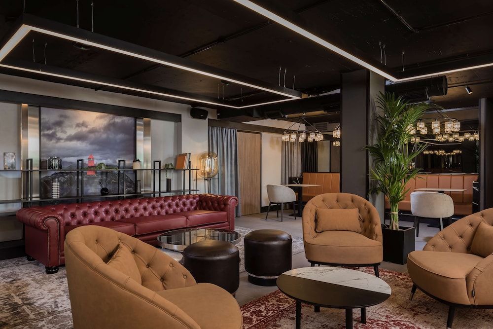 Radisson Red London Heathrow 48/64