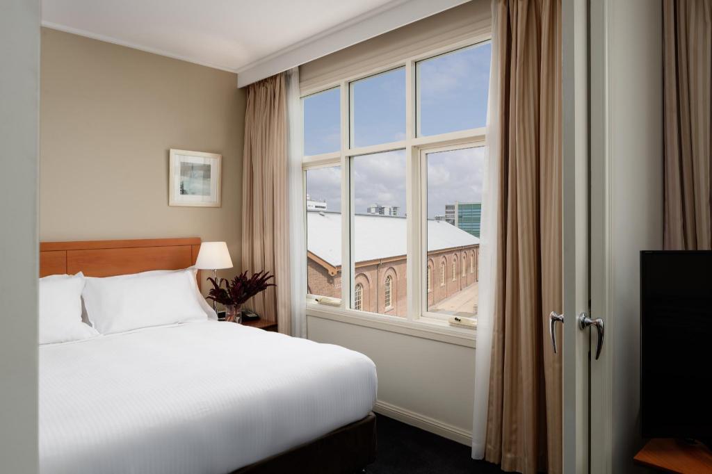 Suite, King Bed, City Side
