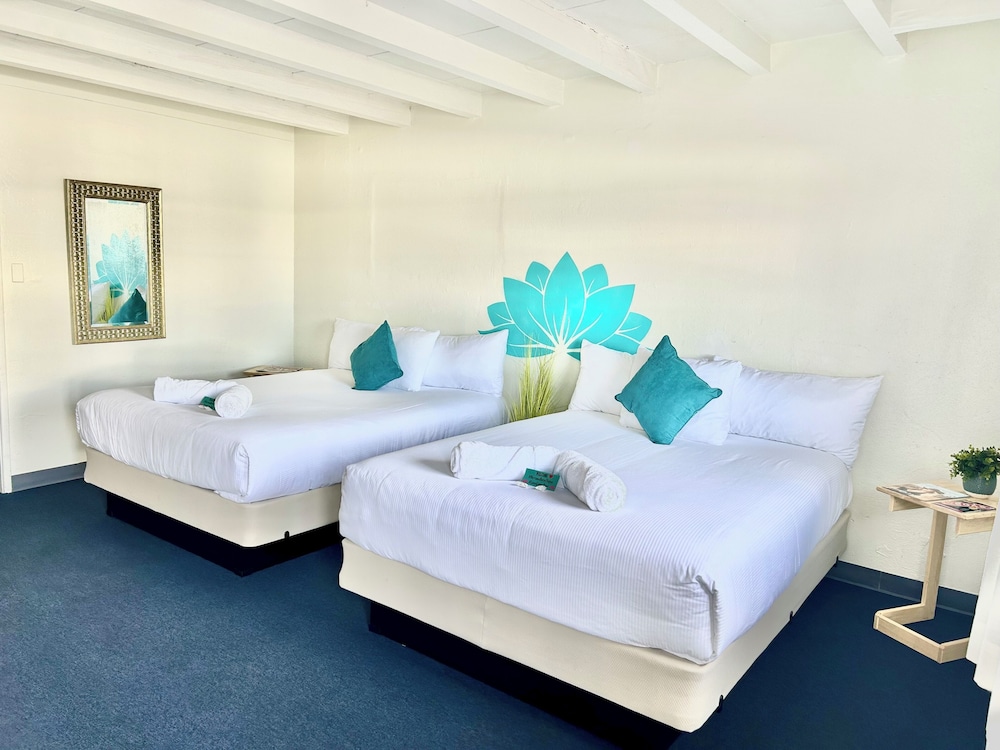 ROOM, QUEEN BED