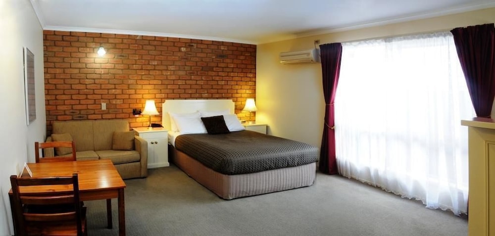 GOLDEN SQUARE MOTOR INN 3/17