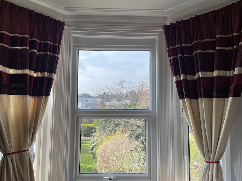 Diamonds Lodge Ltd (Ex Crossways Guest House) 29/34