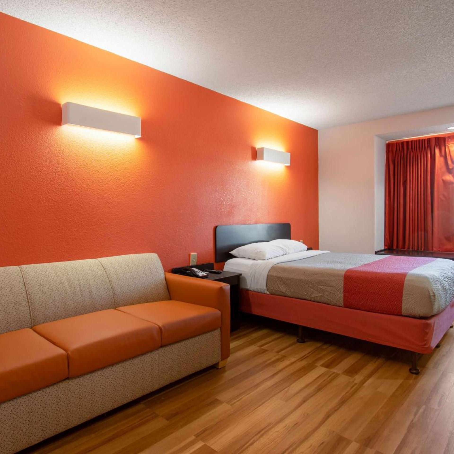 ROOM, QUEEN BED, ACCESSIBLE