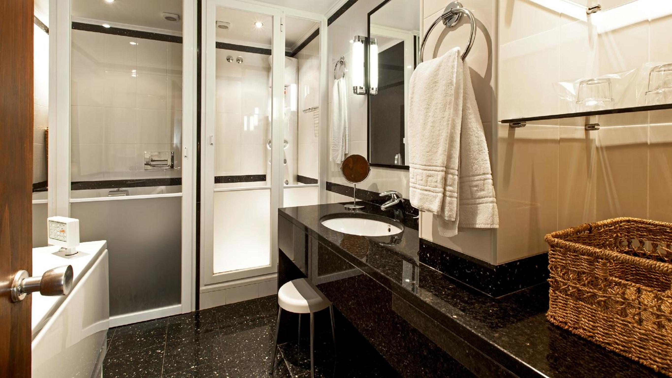 Junior Suite, Double Bed, Sea View, Balcony 3/4