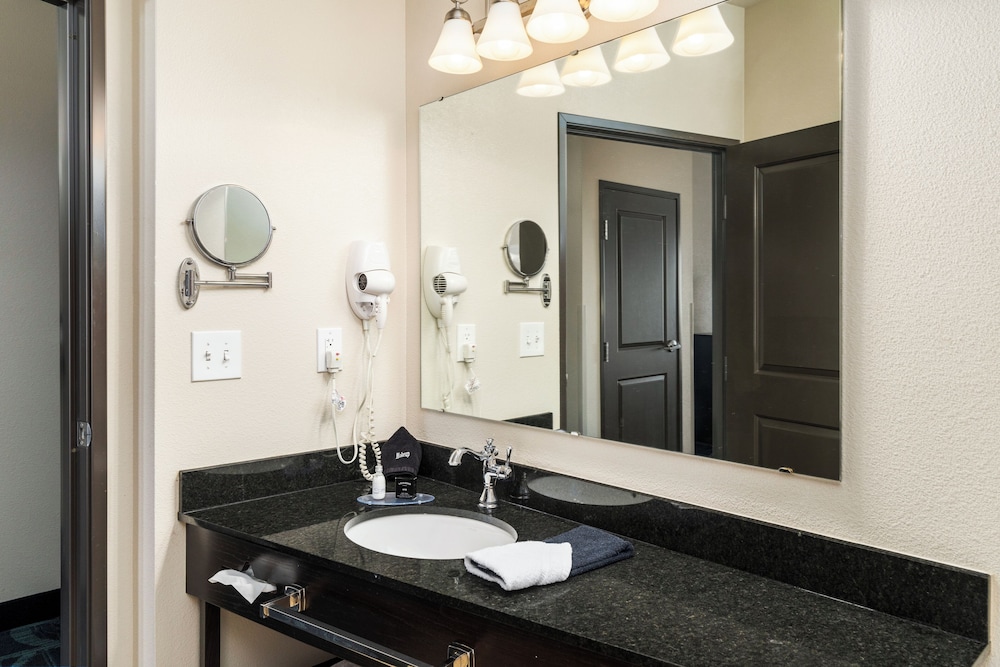 غرفة بسرير كينج بإطلالة على المرفأ مع أريكة، Park Point Marina Inn 8/9