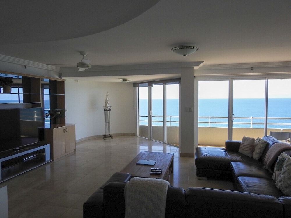 Zenith Ocean Front Apartments 27/50