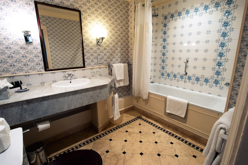 Best Western Plus Grim's Dyke Hotel 4/48