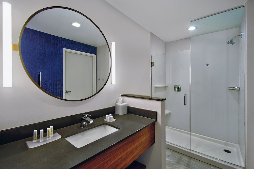 Fairfield Inn & Suites by Marriott Orlando at Flamingo Crossings Town Center 38/41