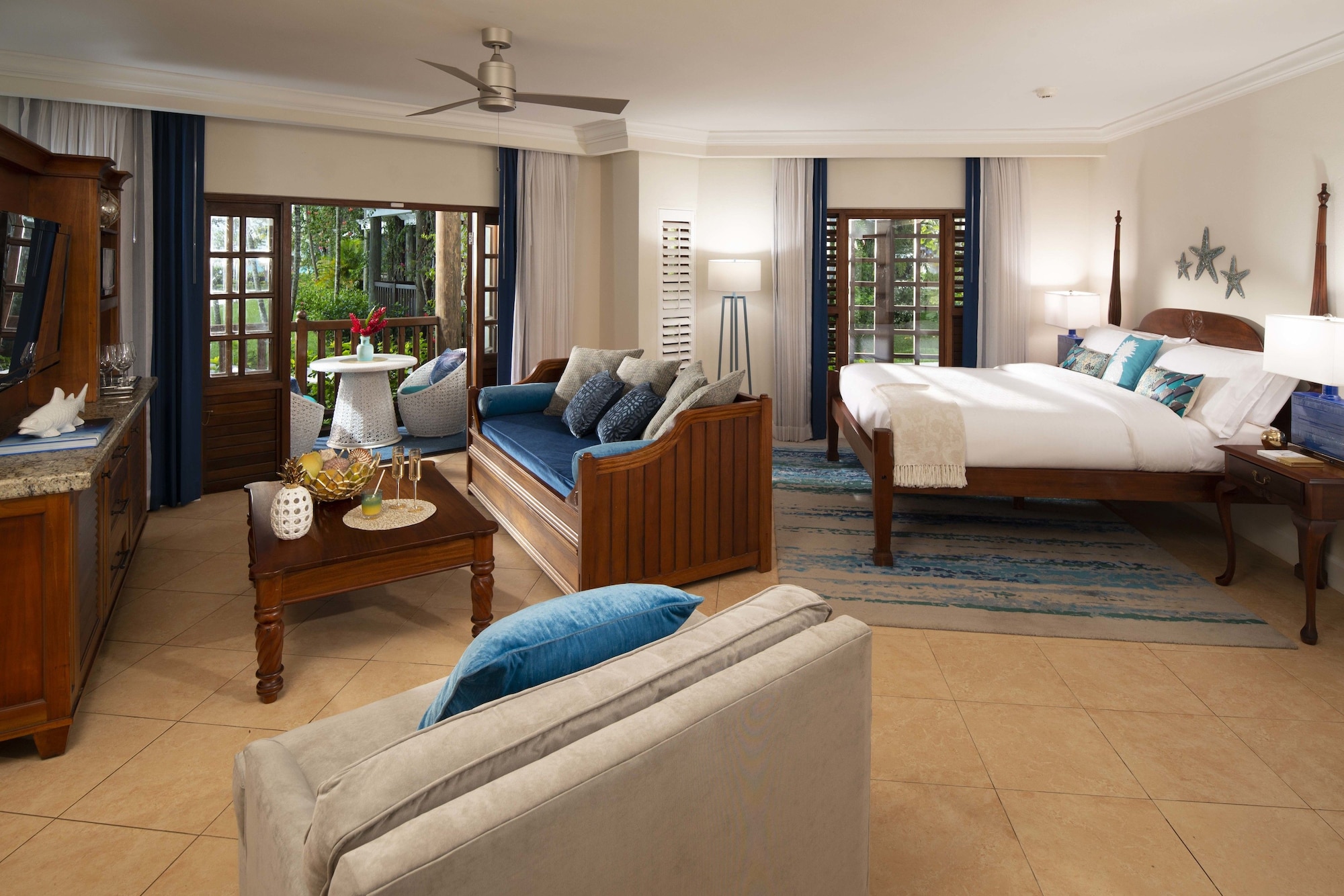 2 Bedrooms, Tropical, Junior Suite, 1 King and 1 Single Beds, Ocean View, Sofa