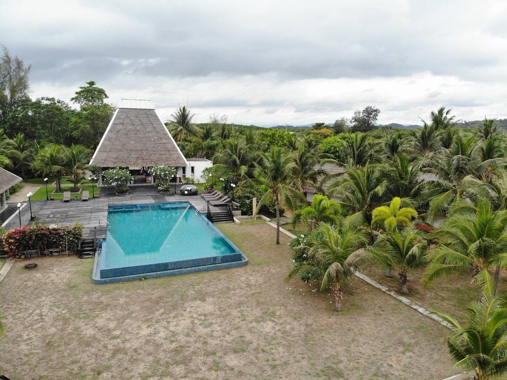 Lawana Escape Beach Resort 25/50