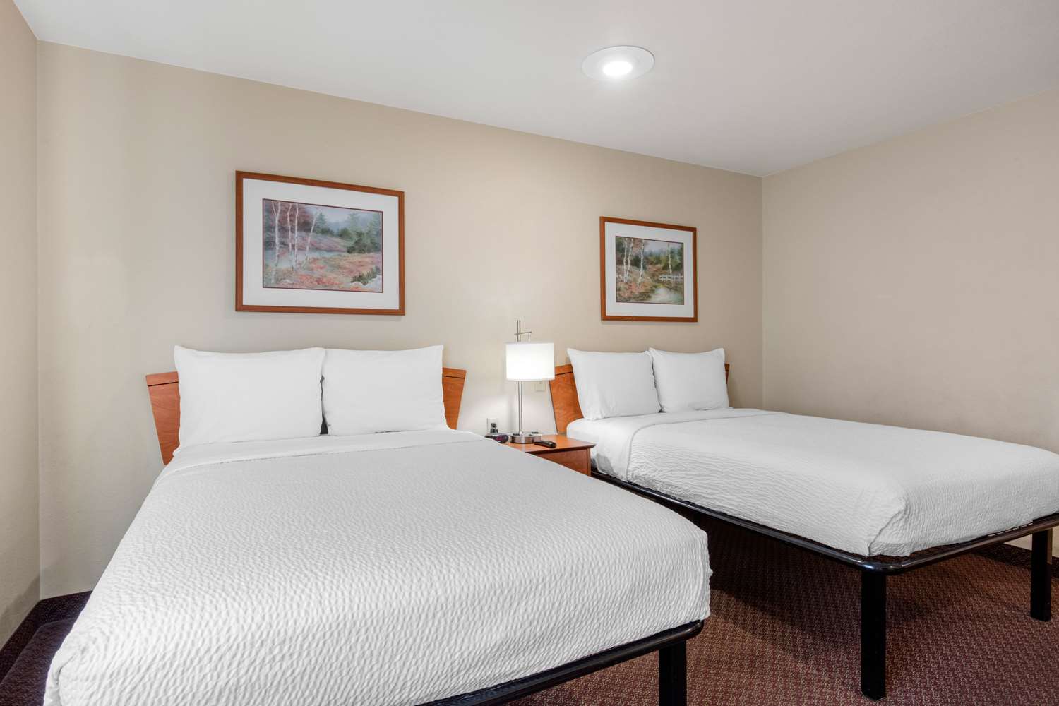 EFFICIENCY, 2 DOUBLE BEDS