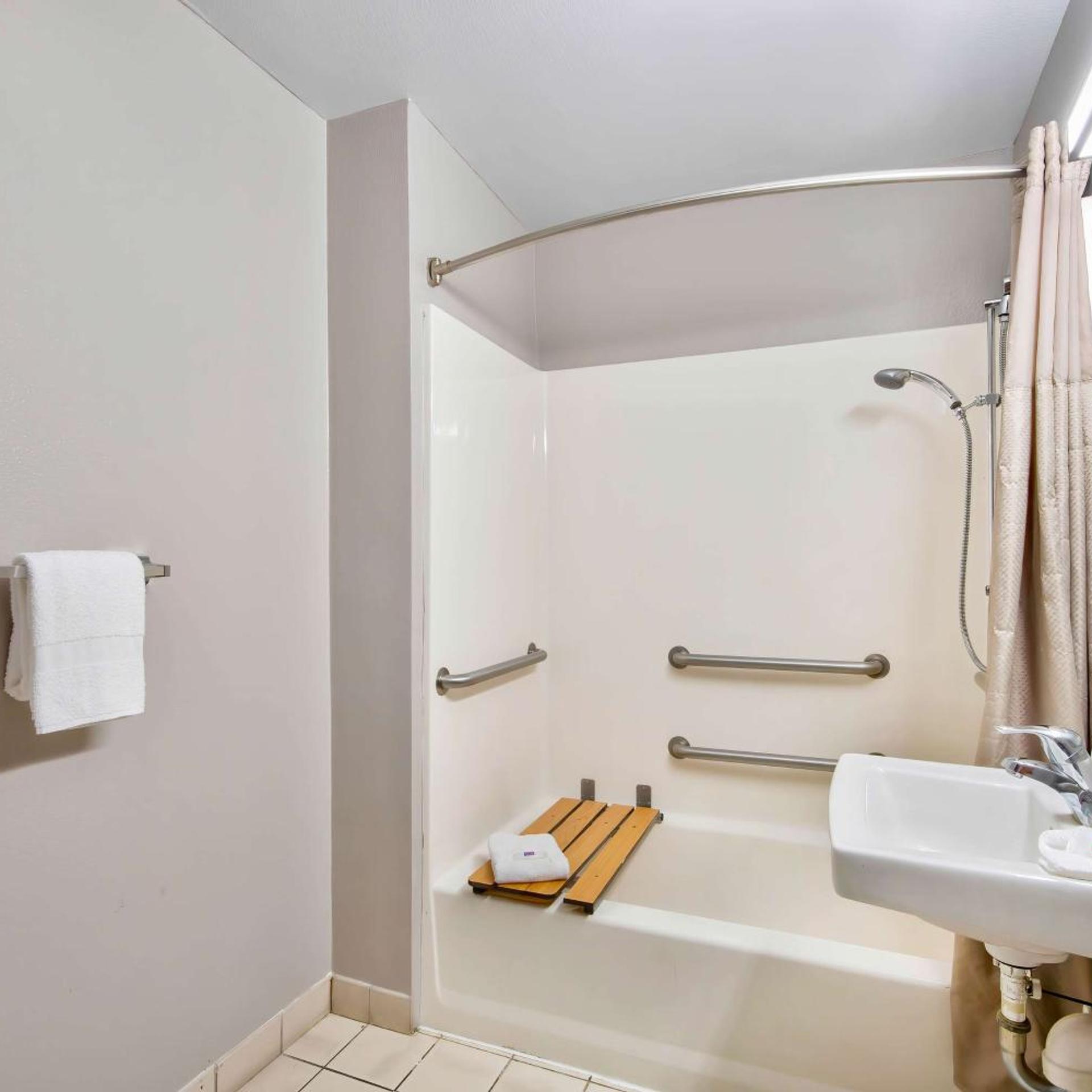غرفة بسرير مزدوج لذوي الإعاقة، Motel6 Austin, TX - North 5/5