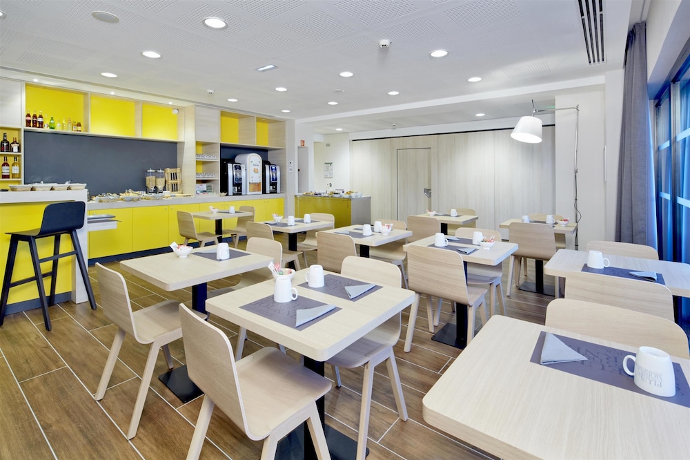 KYRIAD PRESTIGE PAU - ZENITH - PALAIS DES SPORTS 45/54
