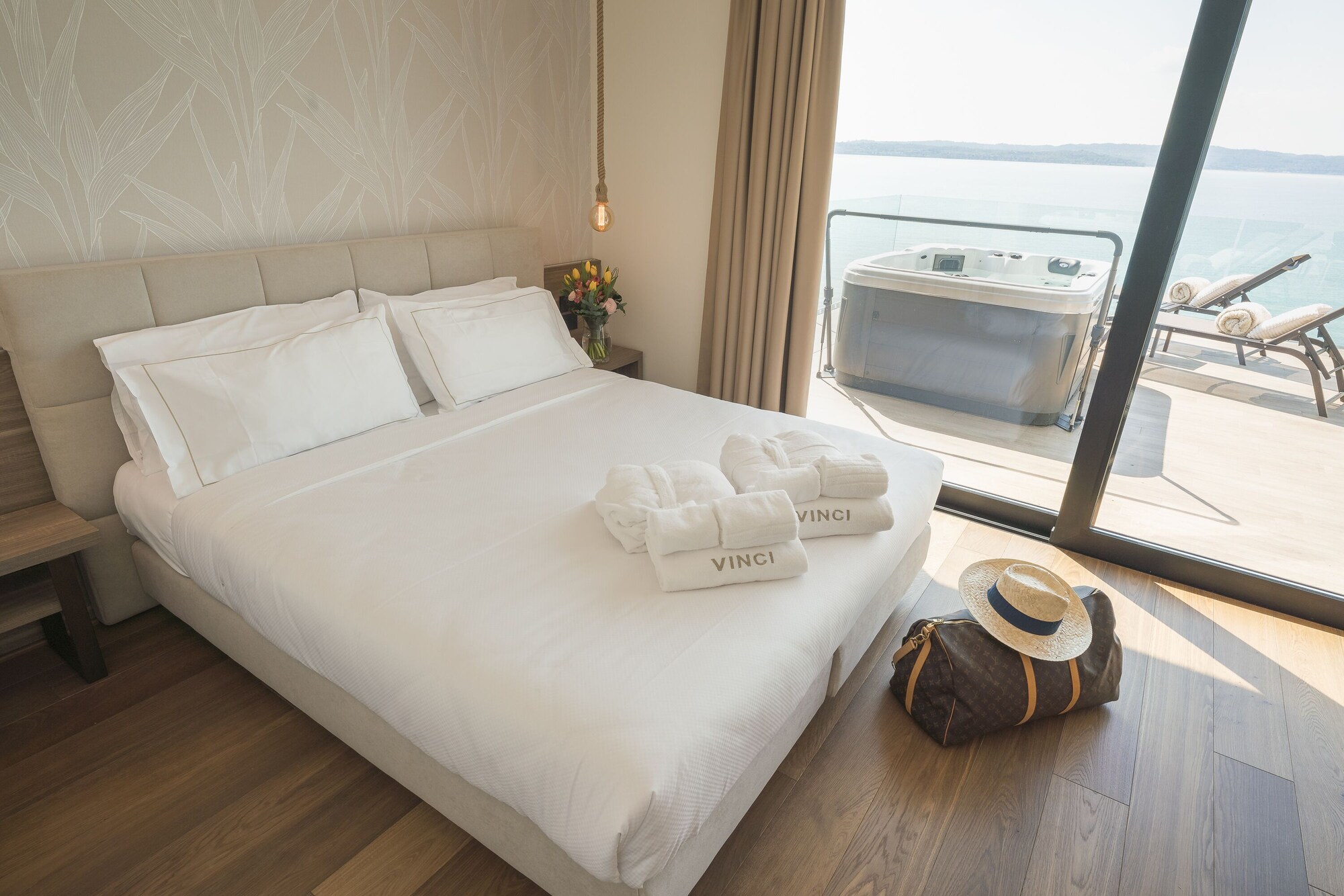 PANORAMIC, SUITE, LAKE VIEW, JETTED TUB