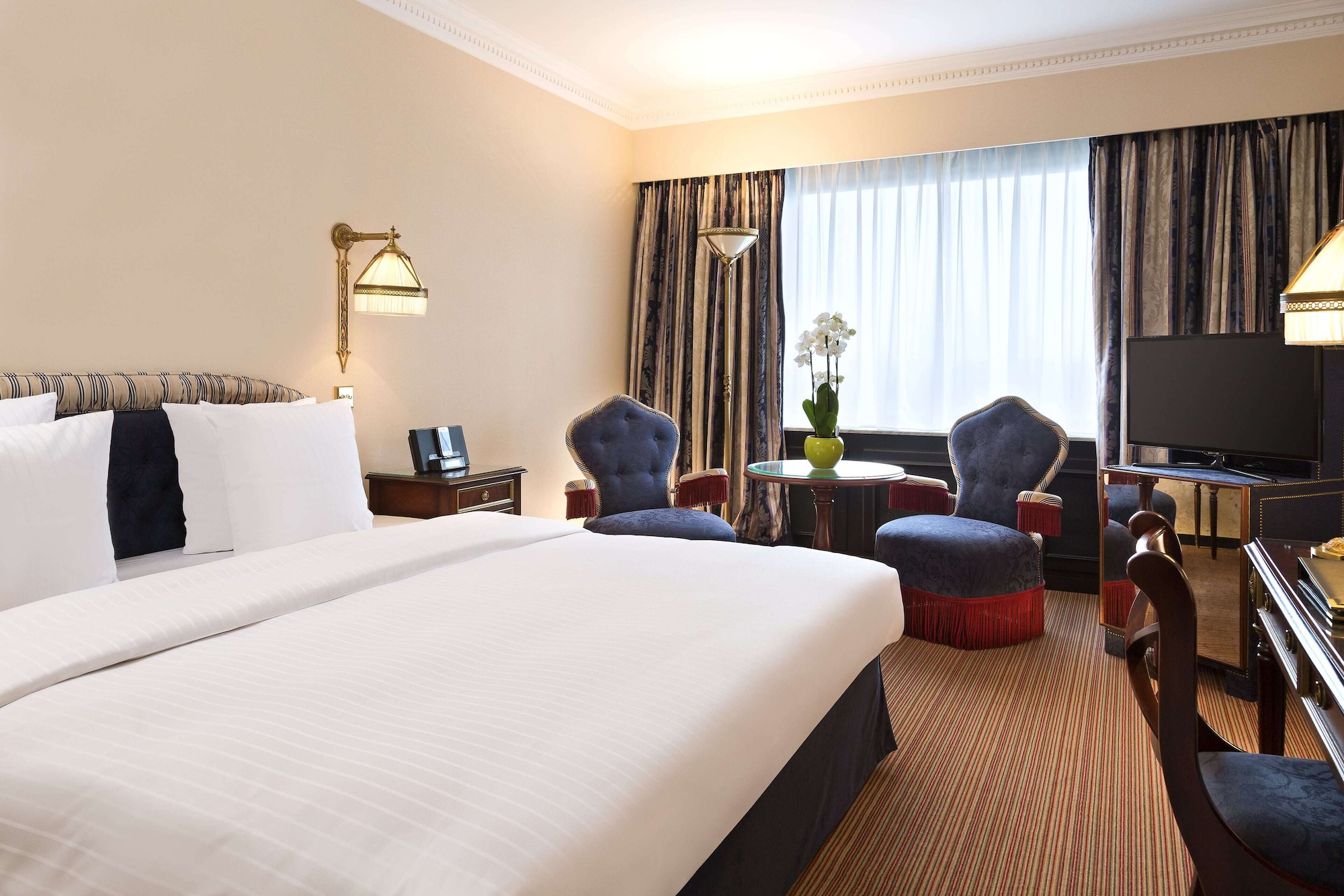 CLASSIC, QUEEN BED, CITY VIEW