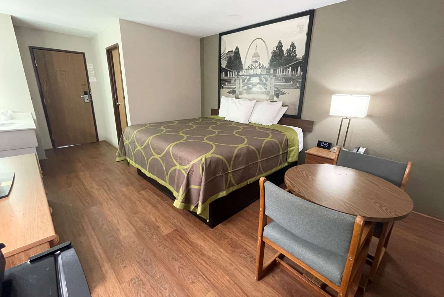 Super 8 by Wyndham Eureka/Six Flags Nearby 15/19